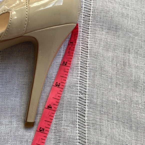 Marc Fisher nude peep toe platform heels. - Picture 6 of 13